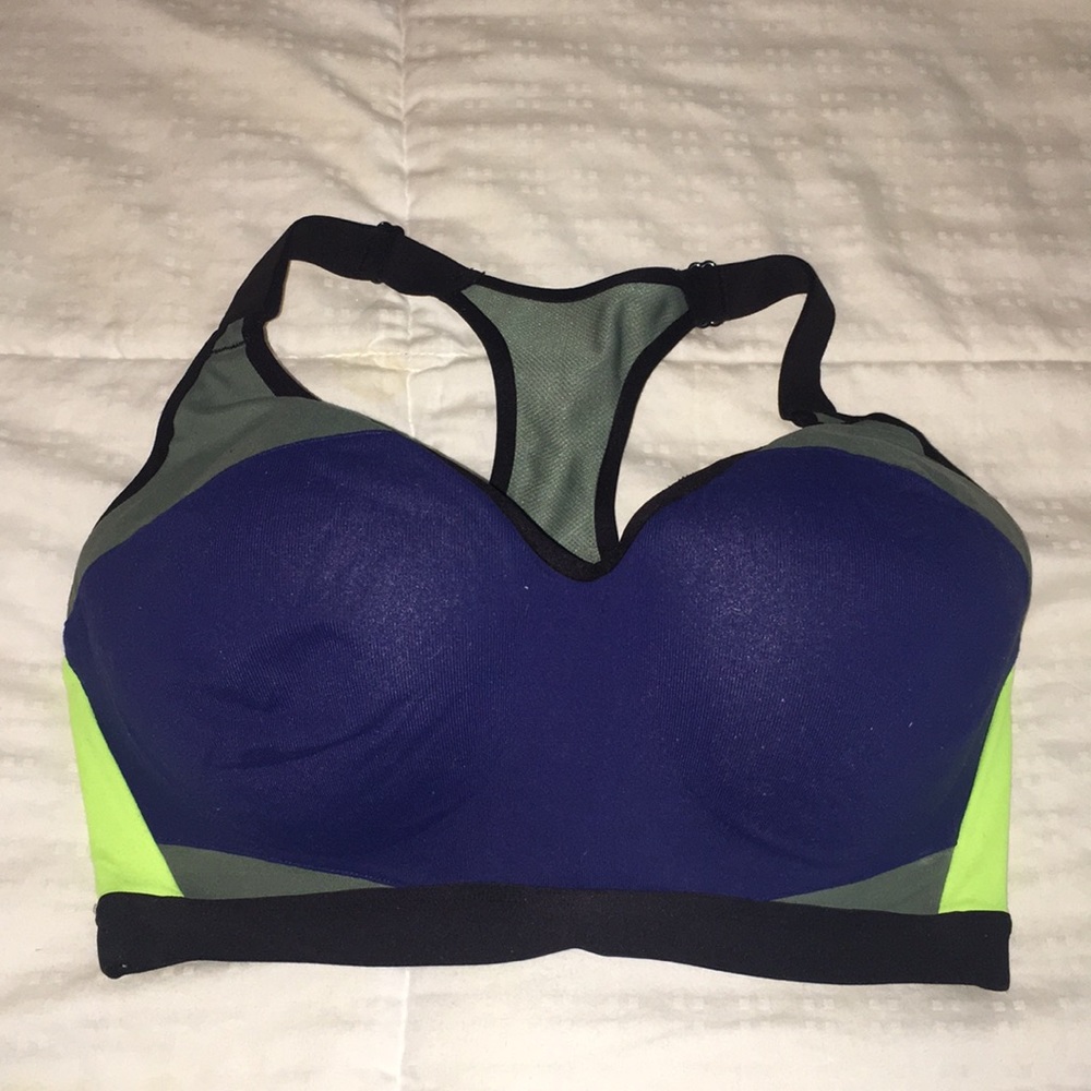 Victoria Sport máximum support sport bra. 32DDD